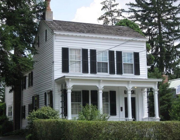 Дом Альберта Эйнштейна в Принстоне. Здесь он поселился после переезда в США, начав работать в Институте перспективных исследований