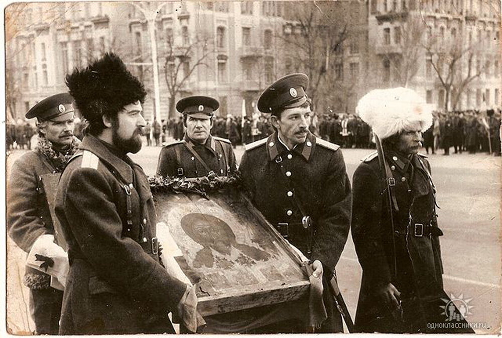 На фото в центре за иконой Наумов Алексей, Липовец Иван, Алексей Шурупов, Александр Кольцов (с бородой). Январь 1993 г. Ростов на Дону Театральная пл. Икона 15 вв. проносится перед строем.
