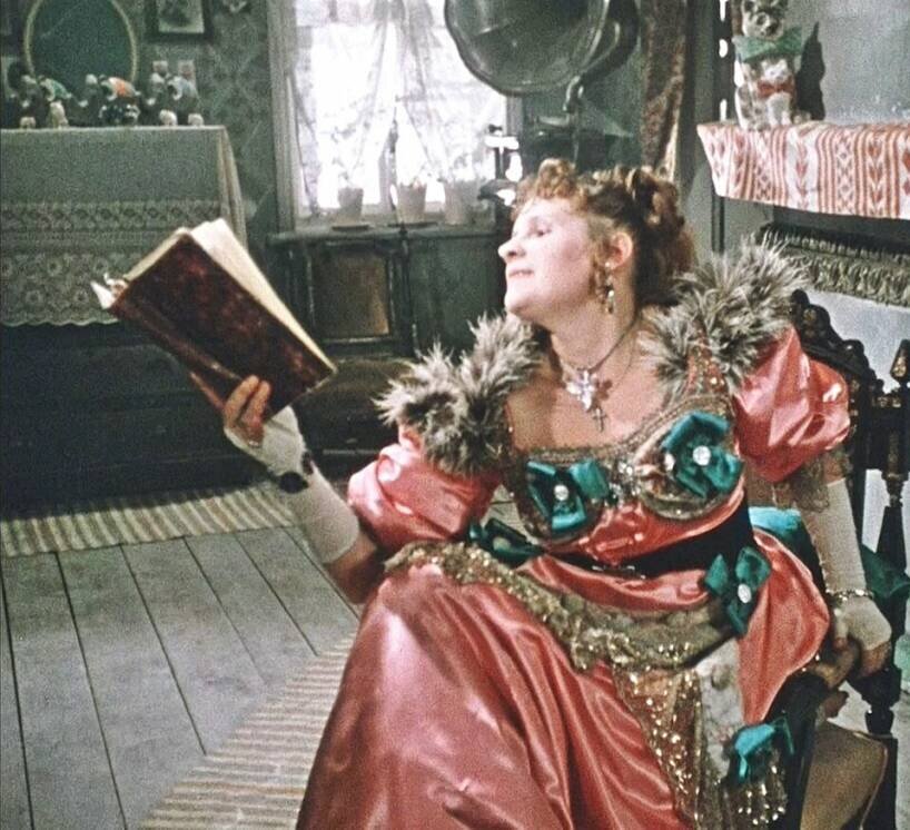 "Вчёная" девица Проня Прокоповна Серковна. Кадр из фильма "За двумя зайцами". Источник фото - vk.com