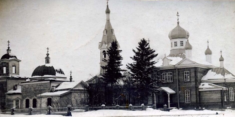 Старое (1867-1912 гг.) и новое здания Свято-Никольской церкви в Болотном, 1912 год. 