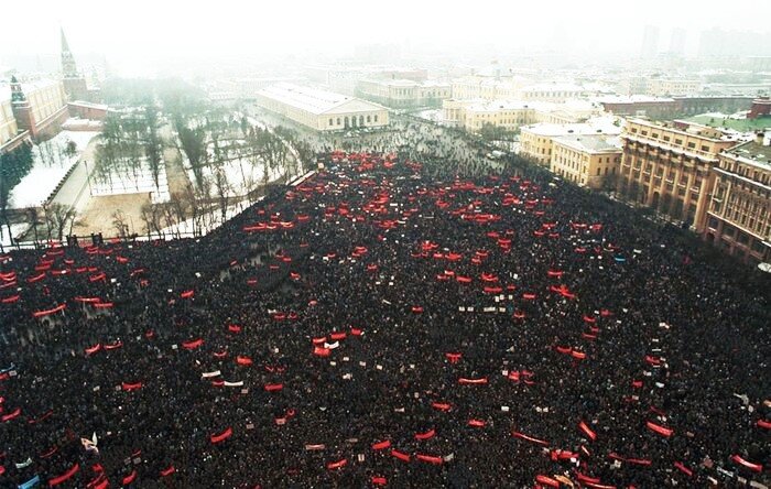 Очень популярный снимок из открытых источников Яндекса. Здесь: многотысячный митинг на Манежной площади в Москве за сохранение СССР.
