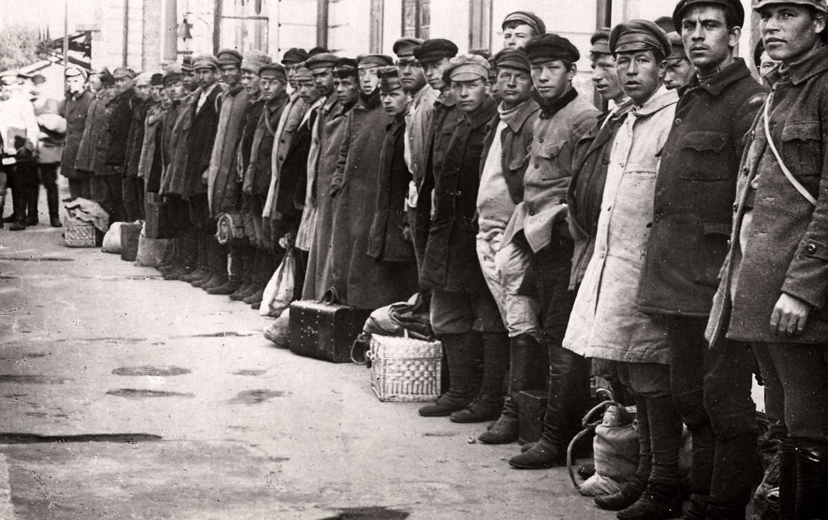 архив октябрьской революции спб 1917. голодающие дети поволжья 1921. бывшие люди после революции. клара цеткин 1917. 4 июля петроград 1917.