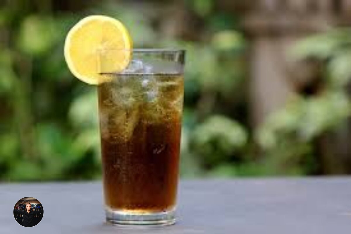 По отношению к "Лонг Айленду" мир разделен на два лагеря. Одни считают этот напиток идеальным: недорогим, эффективным и даже вкусным. Другие, в большинстве своем бартендеры, щепетильно относящиеся к своему делу, глядят на эту смесь свысока, считая ее "пойлом", которое пацаны заказывают "потому что в нем намешано много всякого крепыша, да и штырит конкретно". А девочки – "потому что можно пить, не морщась, к тому же бюджетненько". Это же сколько надо принять тини или космо, чтобы душа развернулась. А тут жахнула один стакан – и плясать на стойку, потом второй – и в лоскуты. Веселуха! А иначе на фига по барам ходить?