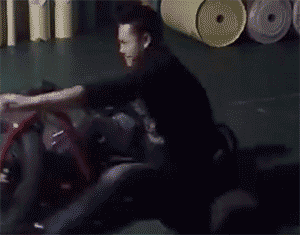 Лицо у испытателя сосредоточено так будто он испытывает телепортацию.