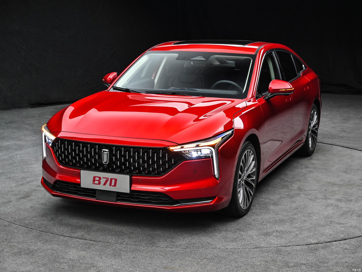 Длина составляет 4810, ширина 1840 мм, высота 1455 мм. Колёсная база 2800 мм