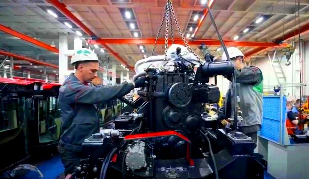 Сборочный цех Петербургского тракторного завода