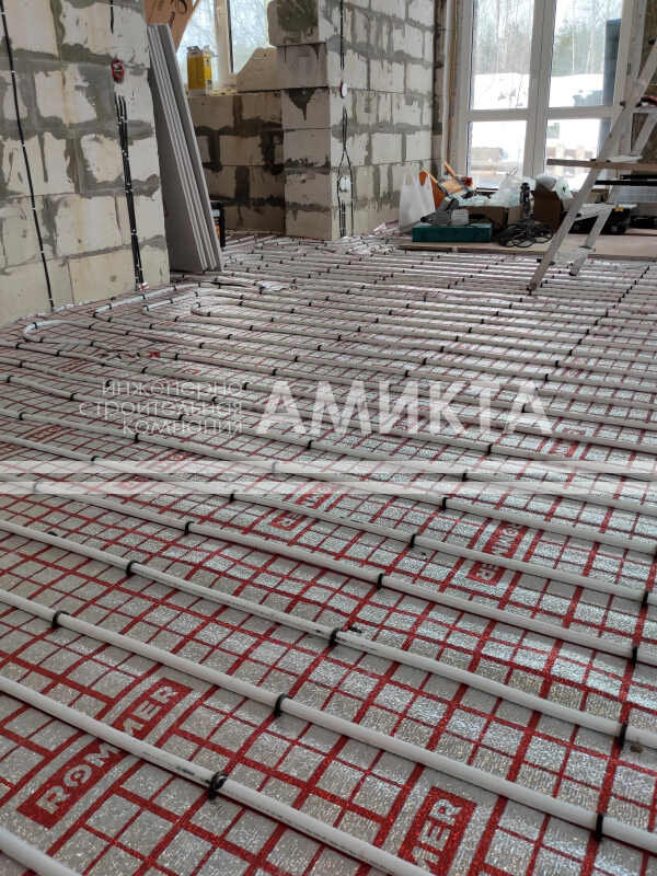 Монтаж контуров водяного теплого пола. Фото с сайта https://amikta.ru/