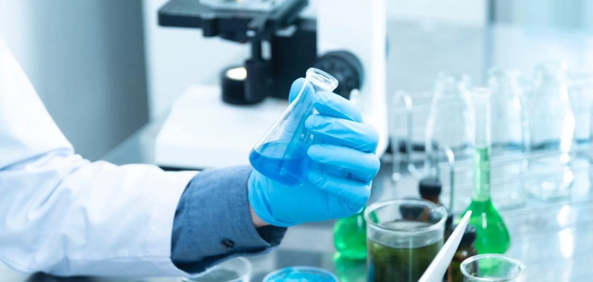 https://i.obozrevatel.com/news/2020/7/30/person-holding-laboratory-flask-2280571.jpg?size=1944x924