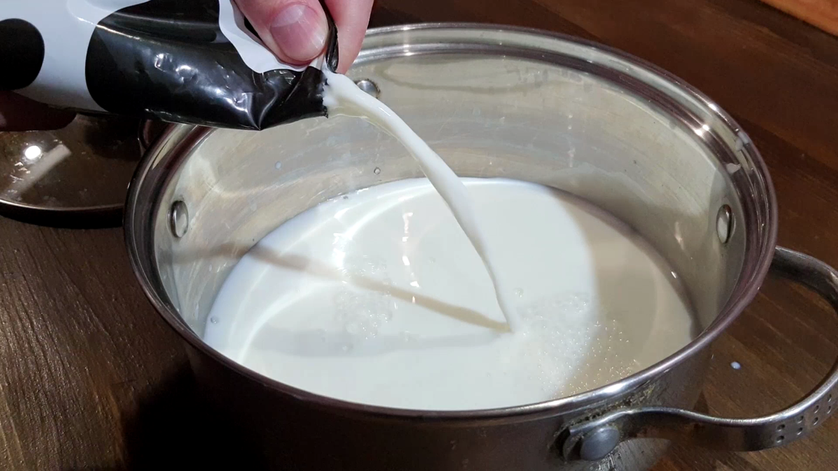 Наливаем молоко в кастрюлю