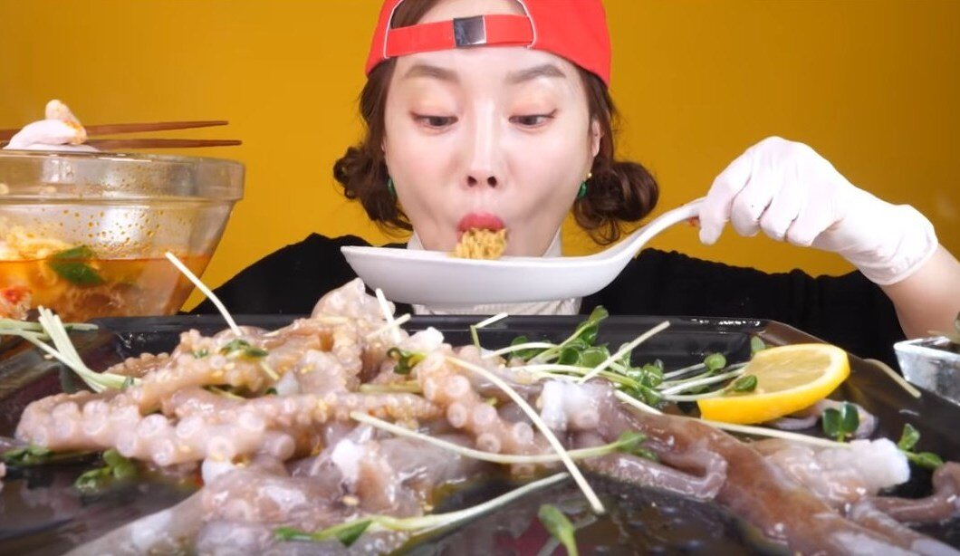 Биджейка Сойонг уминает осьминога