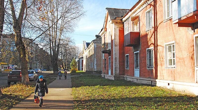 Послевоенные двухэтажки в Северном сегодня. Справа — фасад со щипцом.