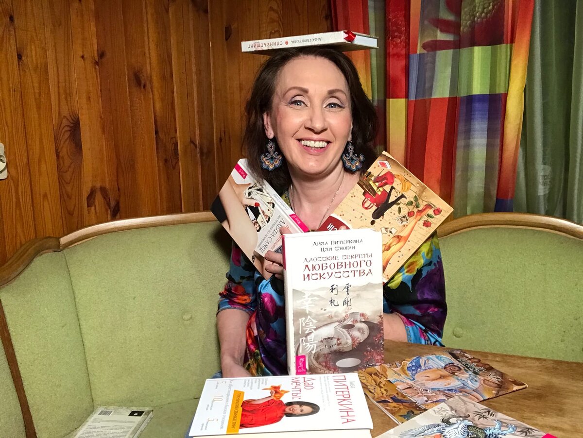 Лиза Питеркина - писатель, популяризатор психологии, член Союза профессиональных литераторов России, топовый блогер Сноб.ру, теле- и радиоведущая