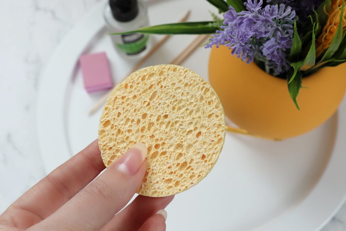 Смачиваю ее перед работой, так как сухая она очень жесткая