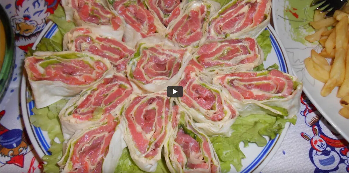 Для приготовления нам потребуется: Лаваш 1 шт.
Семга слабосоленная 400 гр.
Майонез 50 гр.
Сыр плавленный сливочный 200 гр.
Листовой салат 1 пучок
1. Развернуть лаваш и смазать сливочным сыром
2. Сверху положить листовой салат
3. Промазать тонким слоем майонеза
4. Выложить кусочки нарезанной рыбки
5.И свернуть рулетом)
6.Завернуть в пищевую пленку и положить в холодильник на 2 часа.
7. Готовый рулет порезать и выложить на блюдо
Приятного аппетита! 