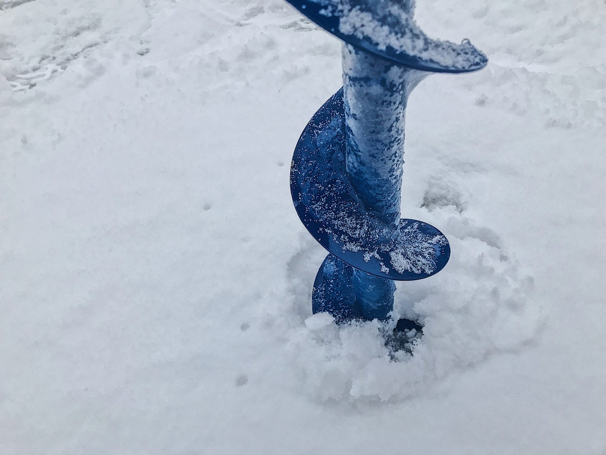 Пробурили много лунок))