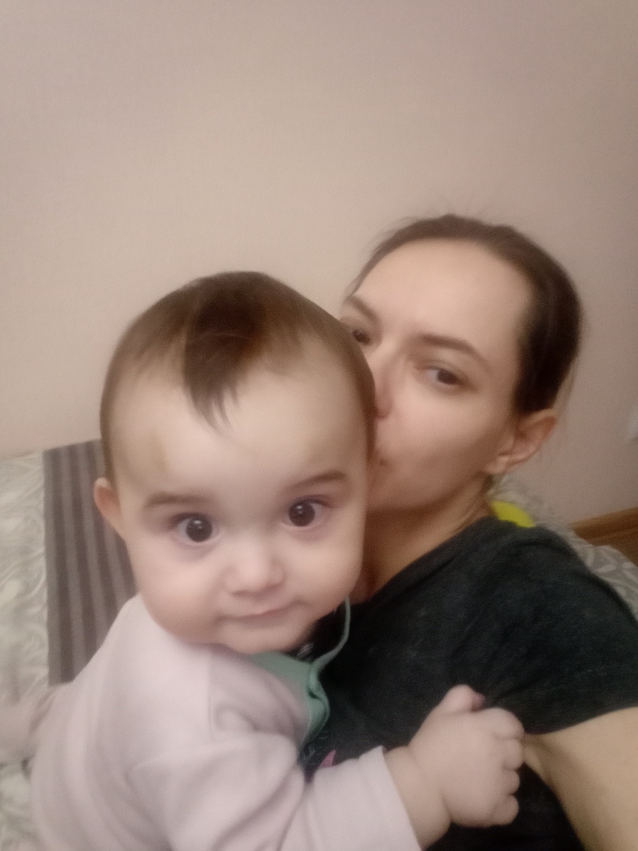 Валяемся и фоткаемся. Только переехали, кровать собрали. Мелкому 9,5 месяцев