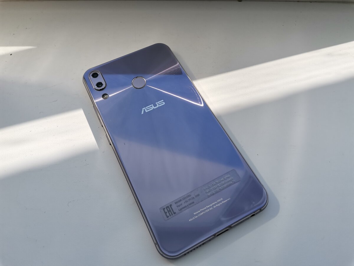 Прекрасный дизайн от Asus ZEN. Огромная часть кадров для канала снята именно на этот смартфон.