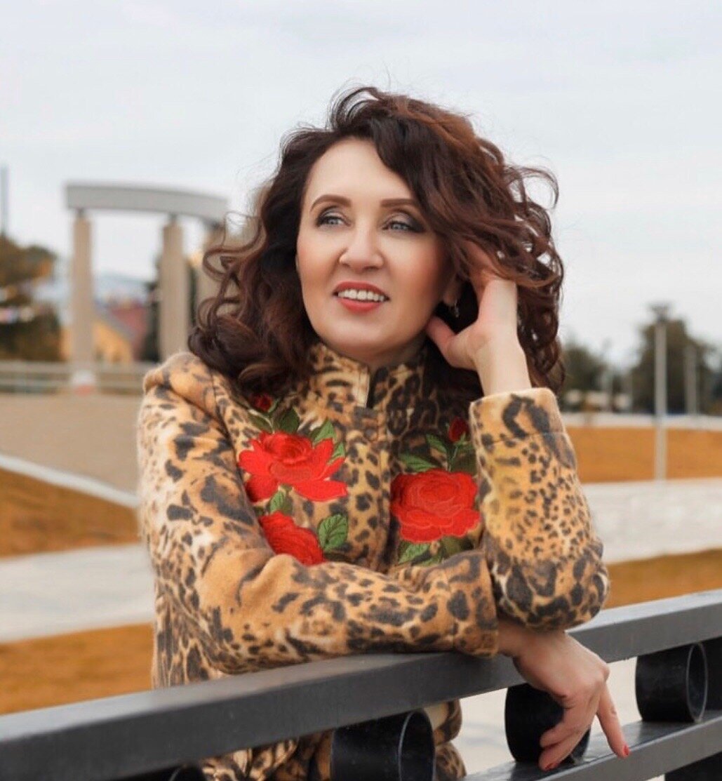 Лиза Питеркина - писатель, популяризатор психологии с 12-летним стажем, автор более 10 книг о психологии отношений, автор более 100 курсов, тренингов и мастер-классов, консультант по вопросам психологического здоровья и успеха в разных сферах, провела более 1000 часов в прямом эфире, теле- и радиоведущая программ о психологии