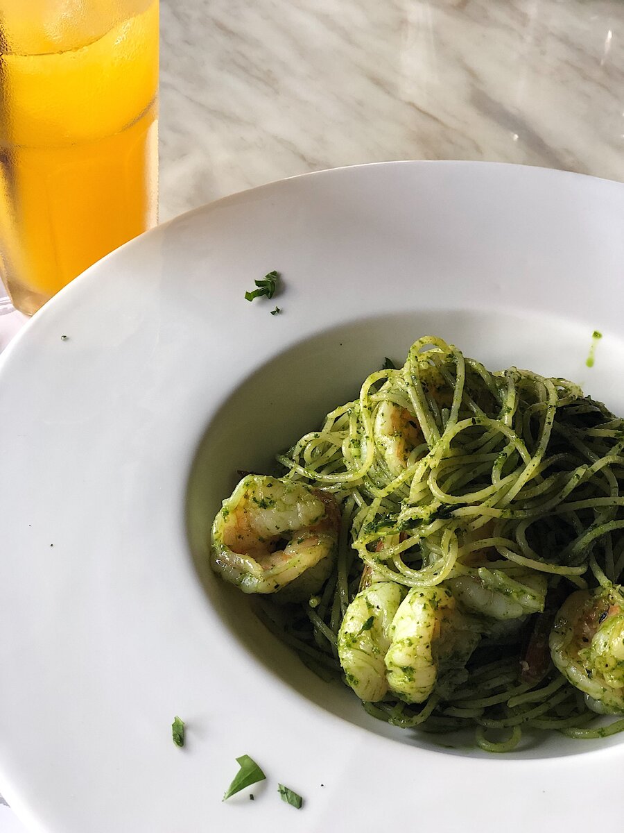 Очень нравится сочетание тонких спагетти, песто и креветок. Получается сытно, полезно и низкокалорийно