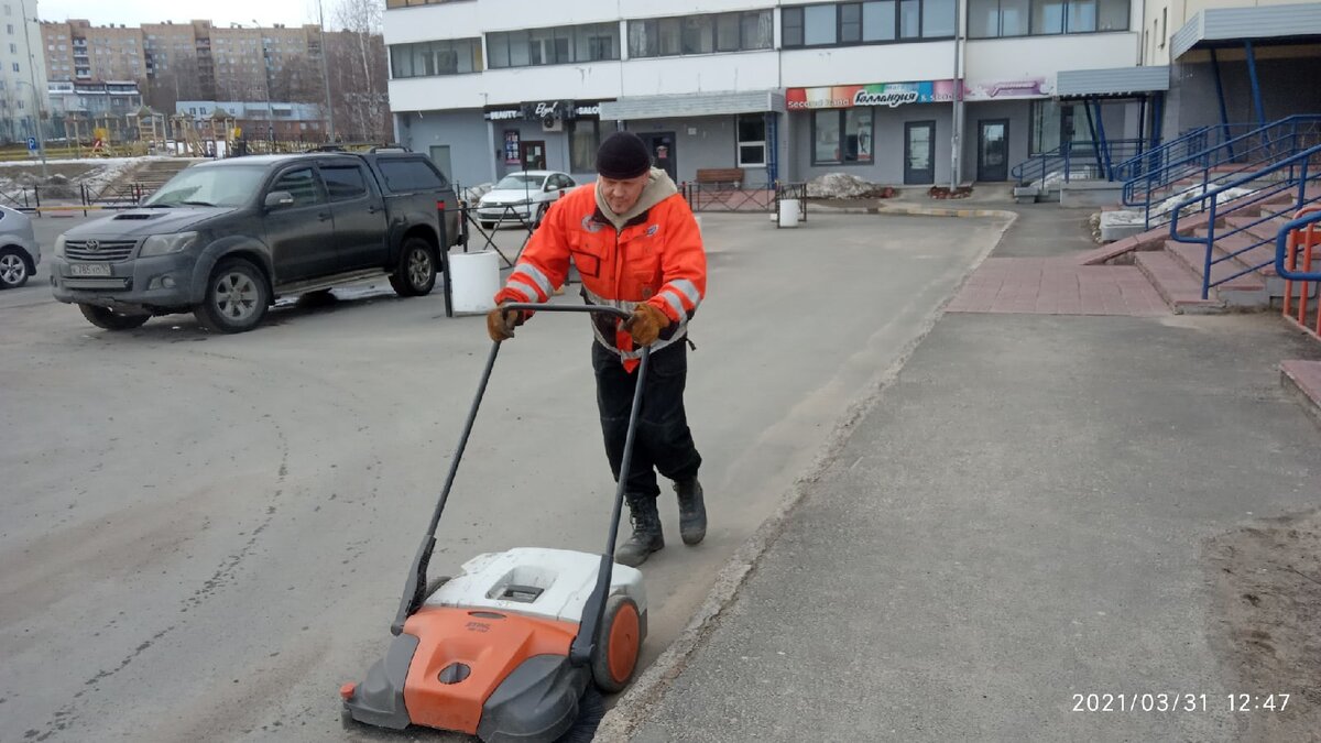 После такой долгой и снежной зимы наступление ранней и, как ее называли наши бабушки и дедушки, дружной весны - это настоящая радость☀☀☀☀☀Ливневая канализация с приемом талых вод (а течет к нам со всего района, так как наш дом ниже всех по расположению) справилась отлично (не без нашей помощи, конечно 🤗 : ручьи направляли в нужное русло с наступлением первых оттепелей). Придомовая территория уже практически сухая, поэтому снегоуборочную технику с радостью сменили на подметальную 👍🏻для предотвращения песочно-пылевых "бурь". Цветочные вазоны возвращаем на их постоянное сезонное место, да и тюльпаны, радуясь весеннему теплу, не заставили себя долго ждать, активно потянувшись к солнышку 🌱🌱🌱🌱🌱Весна идет, весне дорогу!