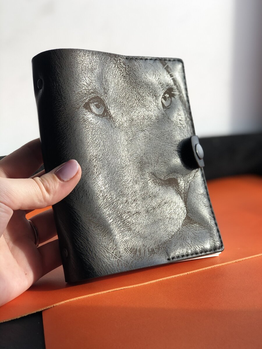 Один из самых популярных героев для гравировки в нашей мастерской - Лев :)