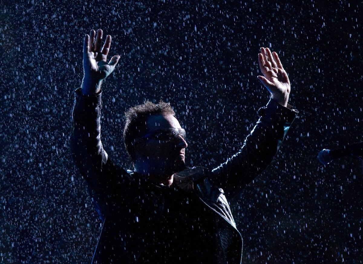 Свое московское шоу U2 начали с песни Beautiful Day, исполнив ее под проливным дождем 