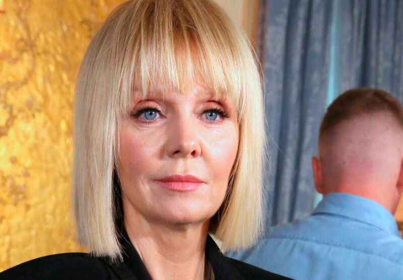 Совет от Валерии, как держать лицо в тонусе: зажать пробку зубами и ...