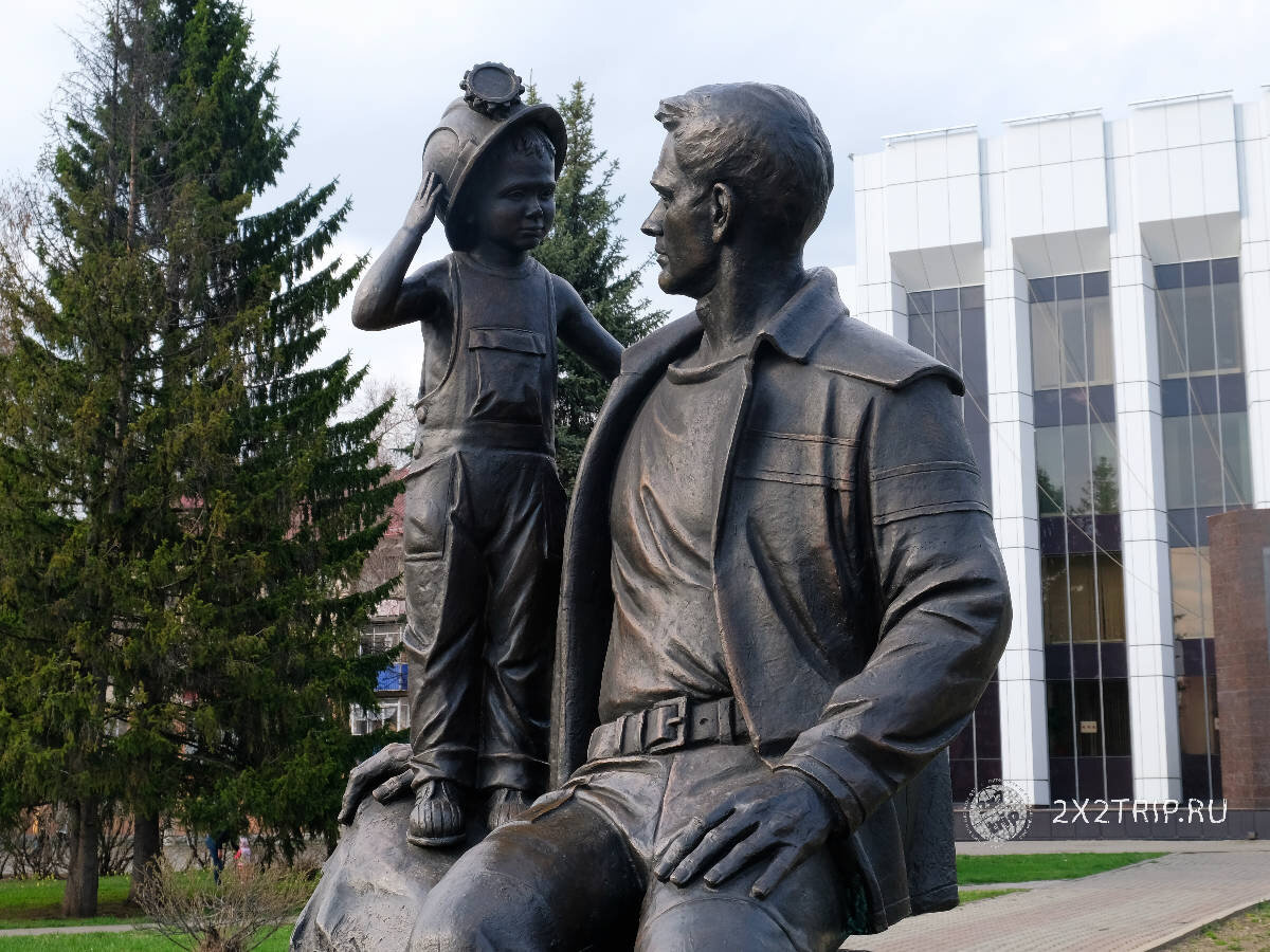 Скульптуру «По стопам отца» установили в 2017 году
