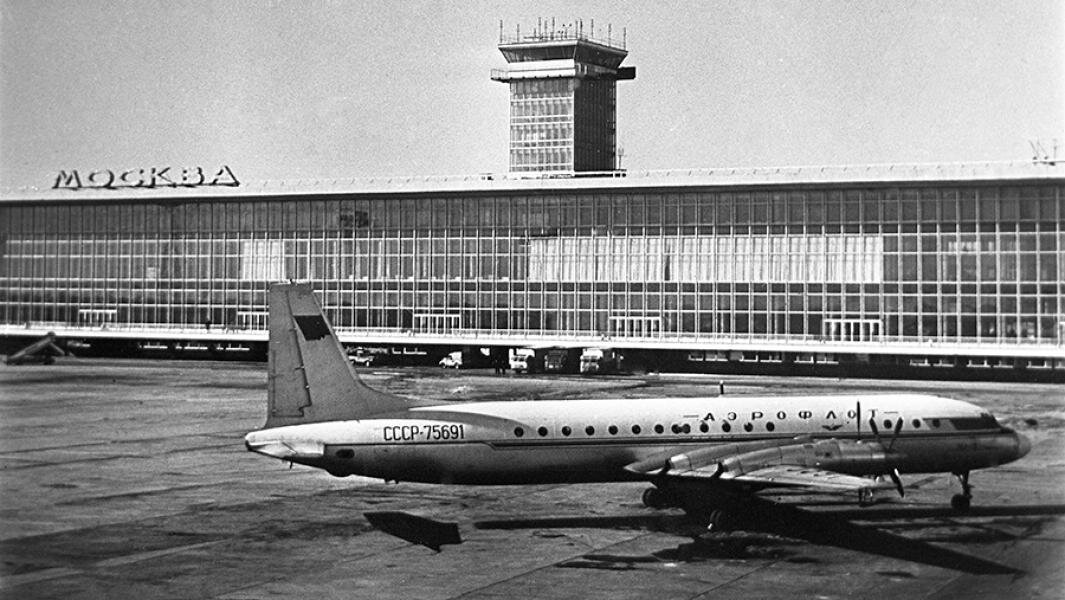 Ил-18 на лётном поле в Домодедово Картинка с Яндекс картинки