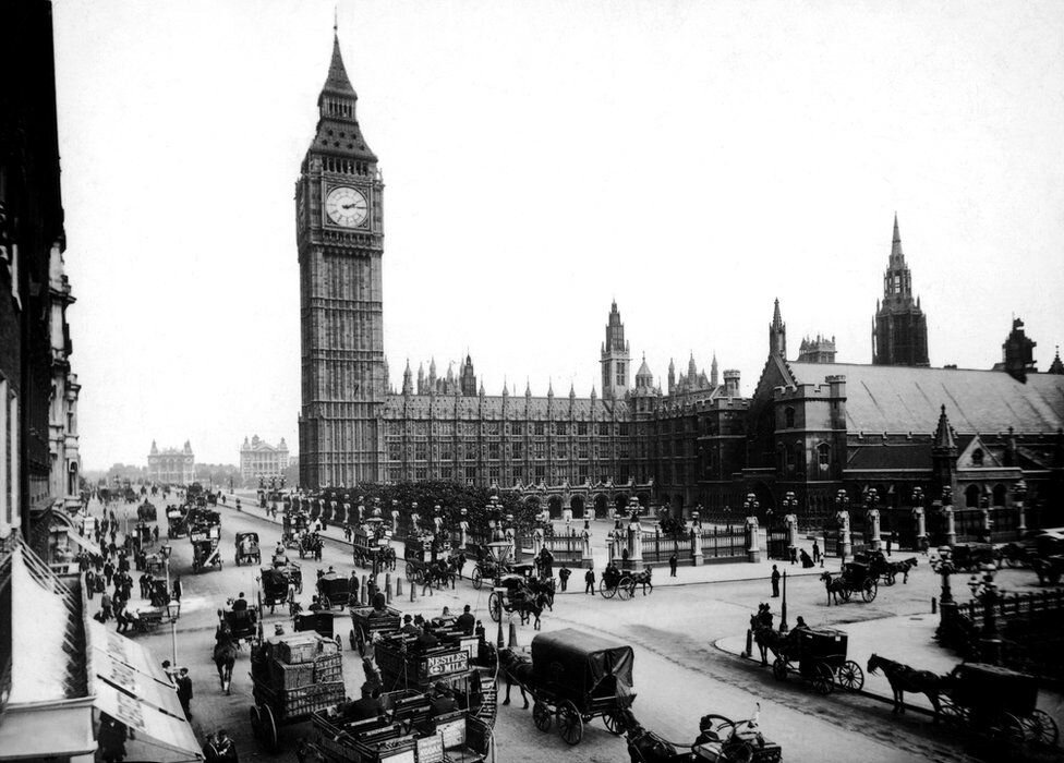 Здание Парламента и Биг-Бен, вид с Парламентской площади, около 1897 года. Источник: bbc.com