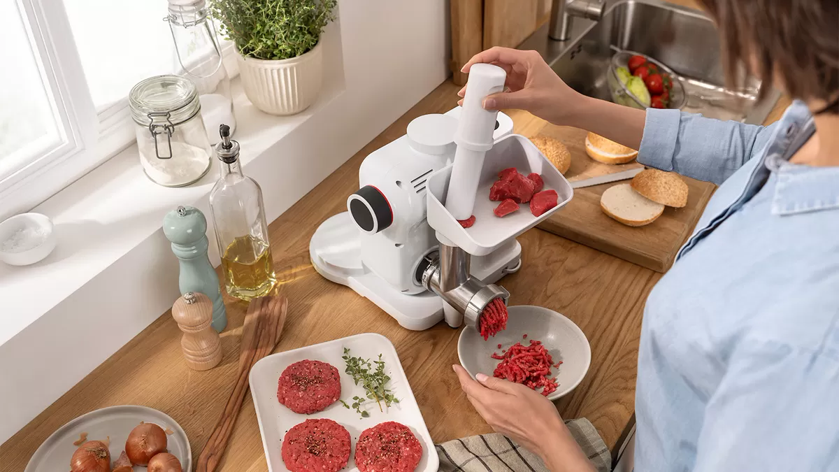 Можно использовать кухонную машину как мясорубку благодаря специальной насадке и делать домашние бургеры из самостоятельно приготовленного фарша
