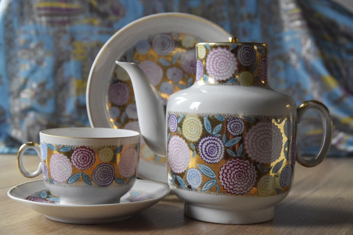 Сервиз примерно середины 1960-годов, поражает обилием золота, оно даже в кончике носика чайника. И хотя со временем немного потерлось, как говорят - следы бытования, смотрится очень богато и эффектно, но не вычурно. фото автора