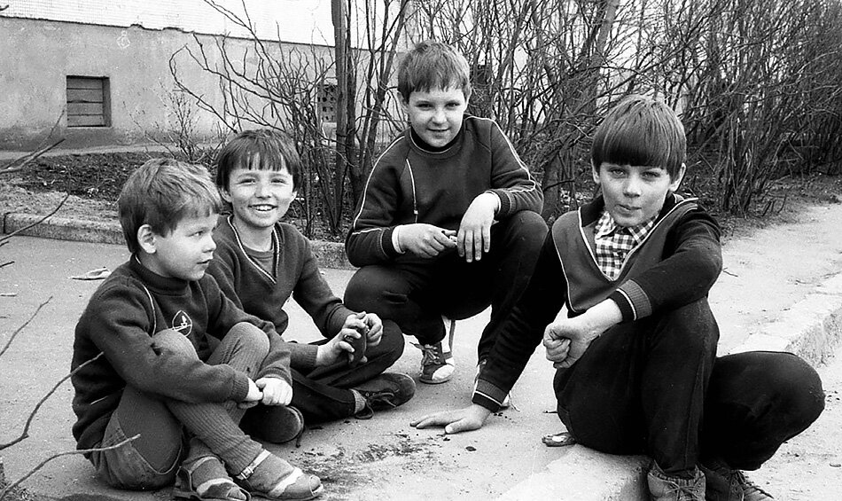 Мальчишки ссср. Мальчишки во дворе. Пацаны во дворе. Дворовые ребята. Мальчишки 90-х.