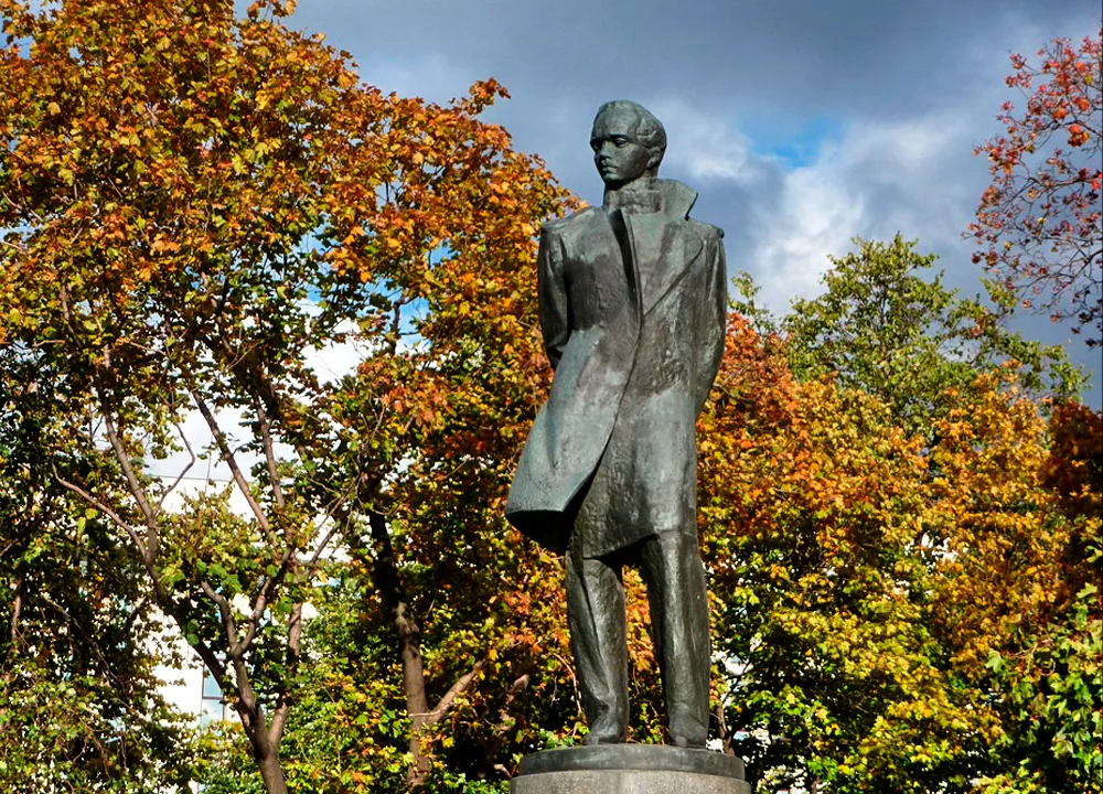 Памятники лермонтову фото. Памятник Лермонтова в Москве. Памятник Лермонтову в Москве. Памятник Лермонтову в Москве у красных ворот. Памятник м ю Лермонтову в Москве.