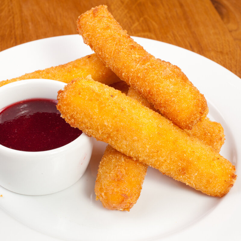 Сырные палочки - закуска, которую подают в каждом баре. Она отлично сочетается с пенным напитком. Сырные палочки любят не только взрослые но и дети. Готовить их просто и быстро - поэтому, вы всегда сможете организовать закуску к пиву.