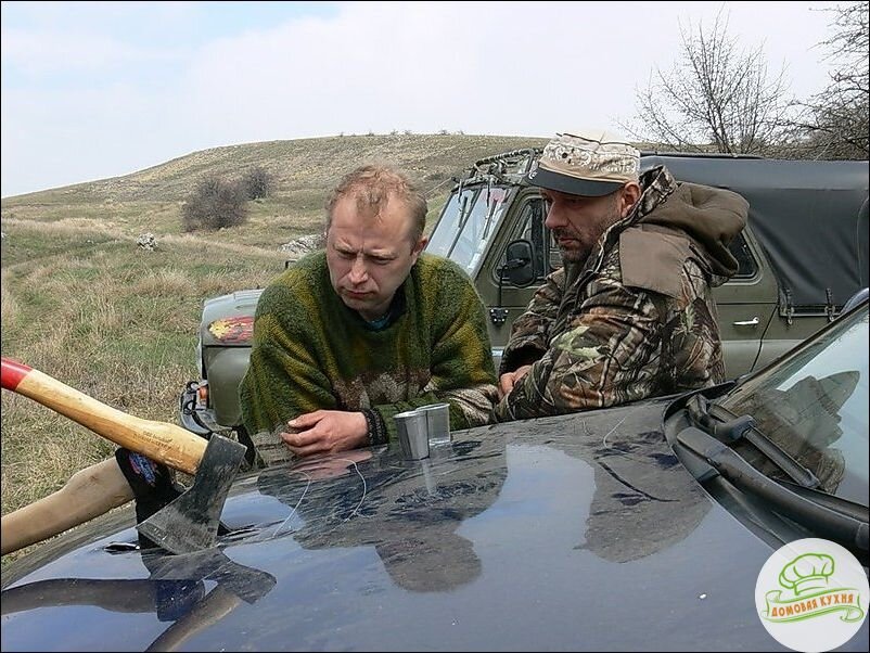 Мужчины собрались на охоту, а в дорогу покушать не роллы с пиццей взяли, а домашнюю еду и кое-что для согрева не забыли