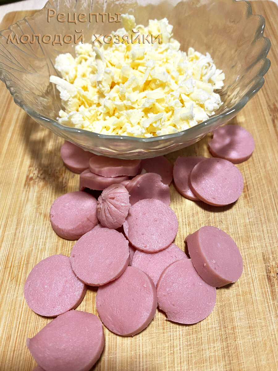 Нарезана сосиска и натёртый сыр