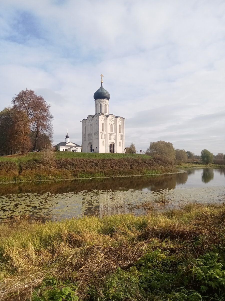 Храм Покрова на Нерли олицетворяет период расцвета Владимиро-Суздальского княжества при Андрее Боголюбском. В это время преобразился Владимир и рядом с ним появилась княжеская резиденция Боголюбово с белокаменными укреплениями, княжеским дворцом и храмом Рождества Богородицы. За 1158—1165 годы строительная артель Андрея Боголюбского создала ряд замечательных белокаменных построек. Его храмостроительная программа сопоставима с деятельностью Ярослава Мудрого, отстроившего Киев веком раньше.

Для церкви Покрова было выбрано место чуть более чем в километре от княжеского дворца при впадении Нерли в Клязьму (позднее устье сместилось на юг, оставив после себя старицу). Устье Нерли находилось на пересечении важных торговых речных путей и служило воротами во Владимирскую землю: здесь корабли поворачивали ко княжеской резиденции, отсюда разворачивалась панорама на Боголюбов с княжеским дворцом и на Владимир. Церковь должна была стать выдвинутым вперёд элементом репрезентативного ансамбля, его предвратным монументом. 

Согласно Лаврентьевской летописи, строительство при князе Андрее вели «из всех земель мастеры». Василий Татищев уточнял в «Истории Российской», что «мастеры же присланы были от императора Фридерика Первого, с которым Андрей в дружбе был…» (имеется в виду Фридрих Барбаросса). Полиэтническая строительная артель Андрея переняла навыки добычи, обработки и строительства из белого камня от старых мастеров. Но величественный замысел князя и талант его зодчих сформировали гораздо более совершенный стиль: усложнилась композиция, более стройными стали пропорции, появились сложные белокаменные рельефы фасадов[4].

Перед зодчими стояла непростая задача: место строительства находилось в заливаемой пойме, поэтому нужно было обезопасить храм от воды. Для этого на фундаменте были возведены четырёхметровые стены, засыпанные землёй. Образовался искусственный холм, облицованный каменными плитами, на котором церковь встала как на пьедестале. 

Камень для строительства, видимо, добывали в окрестностях Москвы. Залежи известняка образуют подземную, частично поднимающуюся на поверхность, жилу, протянувшуюся от подмосковных притоков Клязьмы до среднего течения Оки. Процесс строительства начинался с заготовки строительных материалов, затем разбивали на месте план и отрывали фундаментные рвы по периметру и осям столпов, до глубины залегания материкового грунта. Считается, что у белокаменных зданий был ленточный фундамент, положенный не в котлован, а во рвы, которые заполнялись глыбами валунов, булыжником, обломками известняка и туфа и заливались раствором. Стены и своды строились сначала с козел, а по мере увеличения высоты с деревянных подмостей и лесов. Для кровель использовали тёс, но, может быть, и свинцовые доски. Шлемовидные главы покрывали красной аравийской медью с позолотой. Неизвестно, каким было в древности покрытие главы церкви Покрова, но форма её, как предполагают исследователи, приближалась к шлемовидной. В окна белокаменных храмов вставляли деревянные оконницы, которые могли быть заполнены стеклом