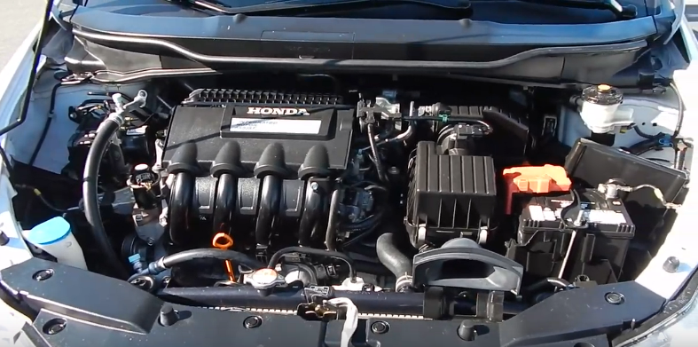 Подкапотное пространство с гибридным двигателем у Honda Insight Hybrid 2020 года.