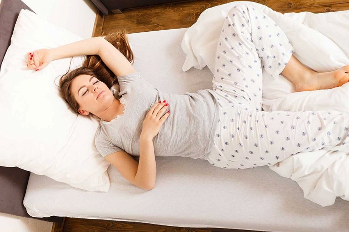 Сон. Позы для сна. Девушка спит в пижаме. Девушка в пижаме лежит. Поза сна на спине.