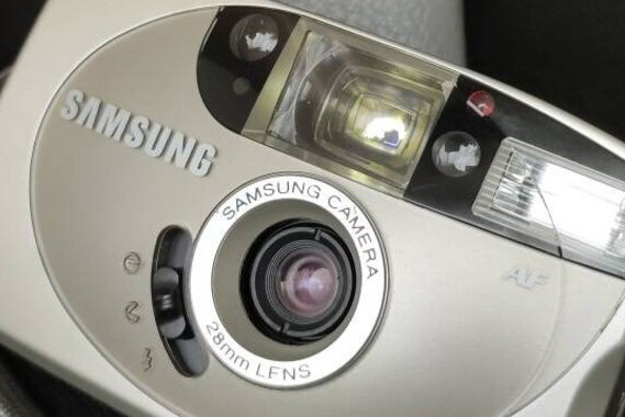 Стеклянный объектив и датчики фокуса у Samsung Fino 30SE. Фото: PhotonWinkel 2