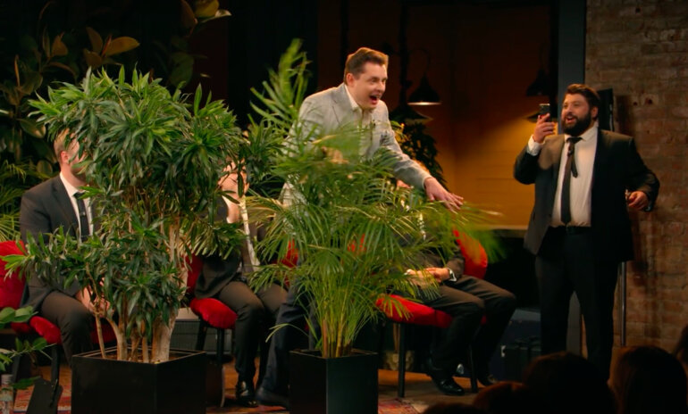 Евгений Понасенков выгнал со сцены комиков. Фото: кадр выпуска YouTube-шоу «Что было дальше?»