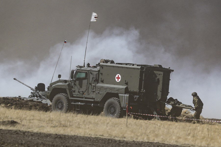 Санитарный бронеавтомобиль во время совместных учений - Фото: EPA/MAXIM SHIPENKOV/ТАСС