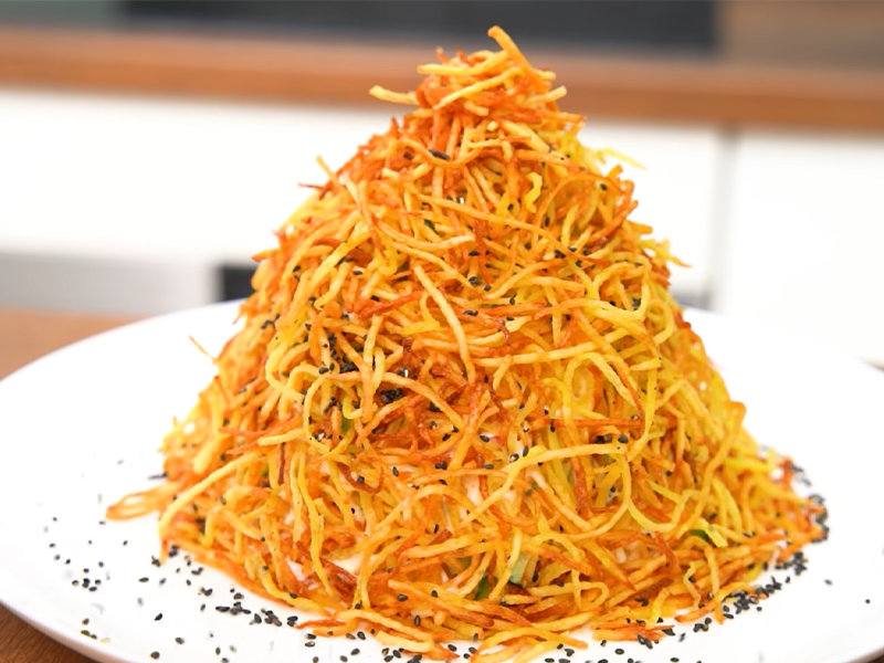 салат муравейник. салат с жареным картофелем соломкой. салат с картофельной соломкой. рецепт салата муравейник с курицей и картофельной. салат муравейник с курицей и картофельной соломкой.