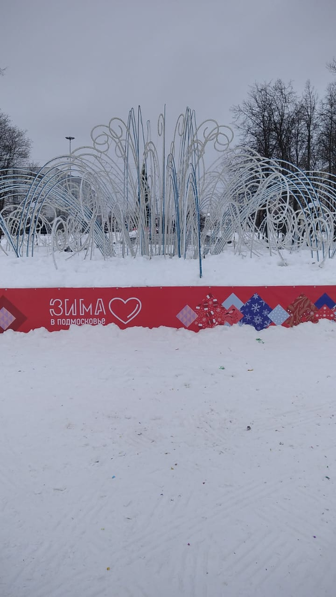 Фонтан в центре парка. Ночью он переливается от огней. А днем выглядит не совсем презентабельно.