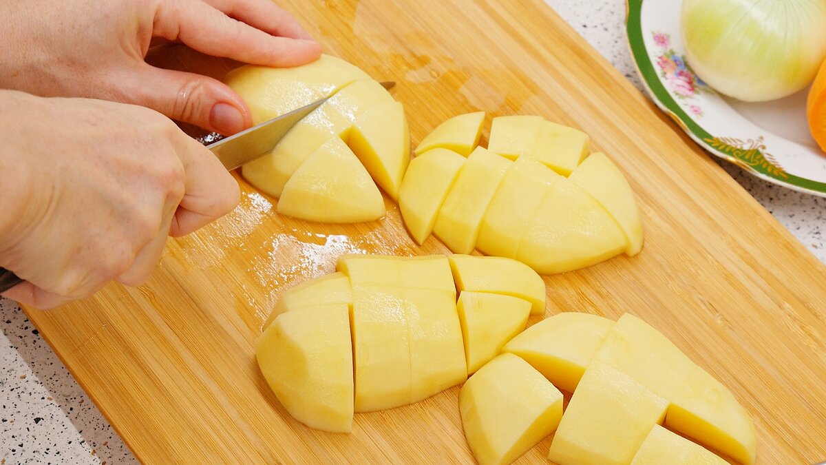 500-600 грамм картошки очищаем и нарезаем крупно, на несколько частей. Картошку складываем в 3-х литровую кастрюлю. 
