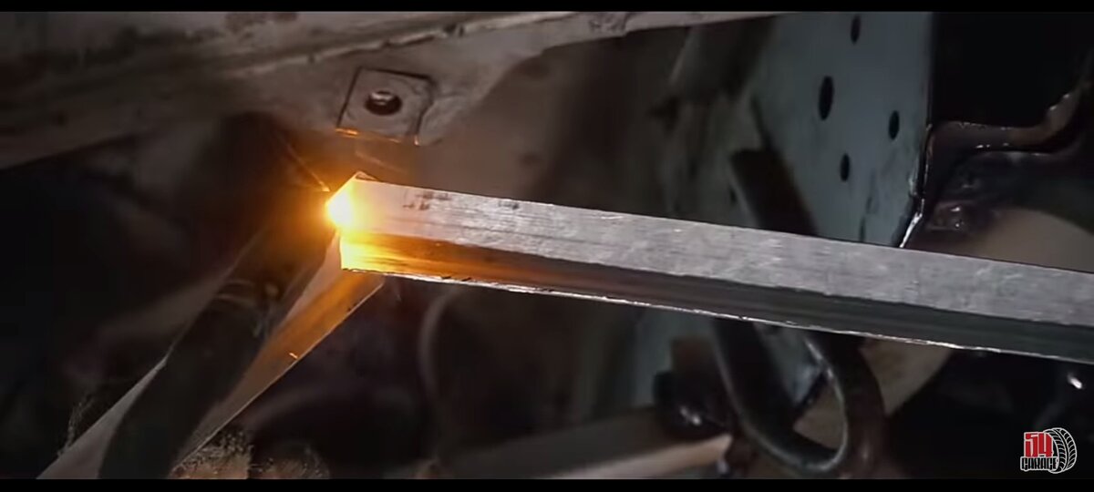 Варка железных углов на кузов автомобиля.