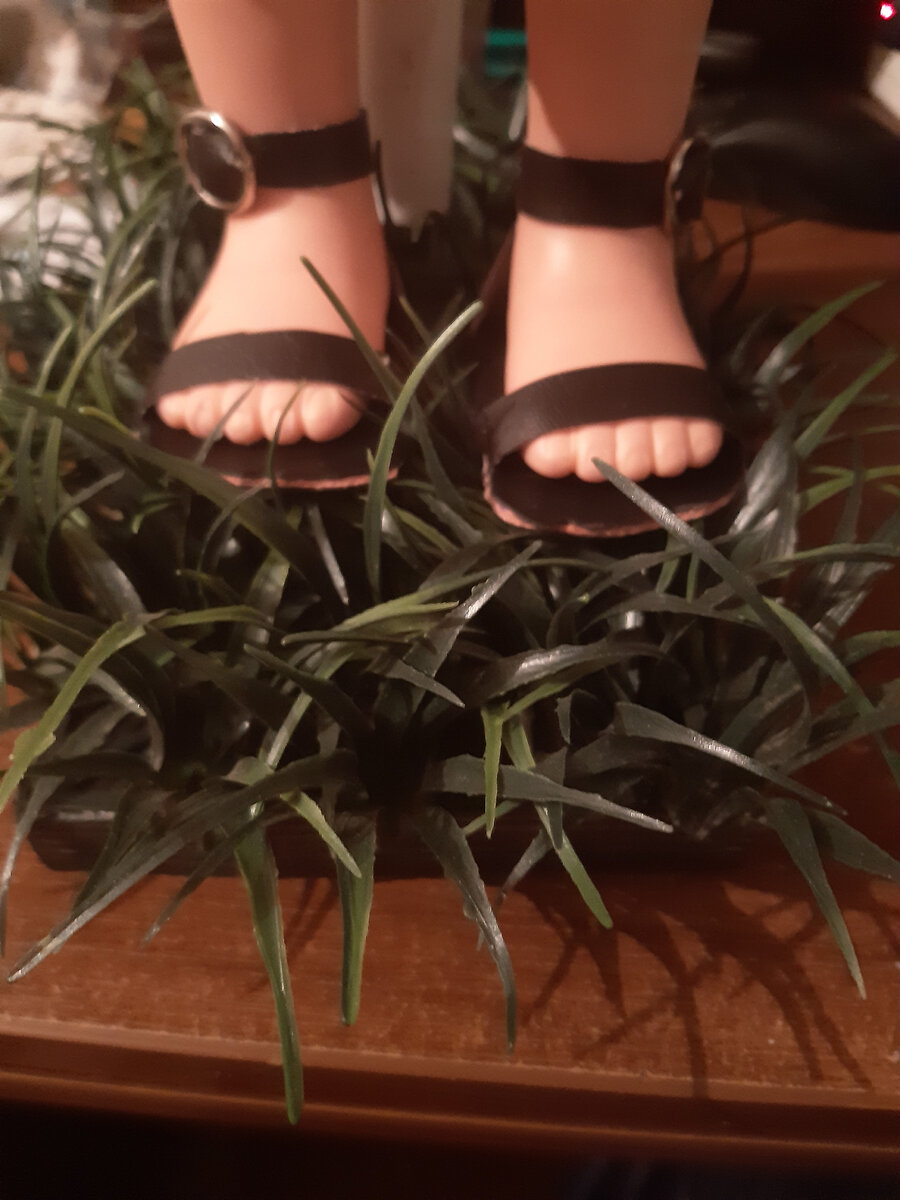 Эсна в новых сандалиях.