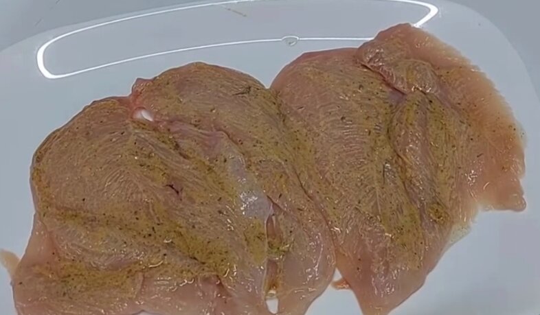 Сегодня готовлю вкуснейшие куриные рулетики. Из одной куриной грудки получается 2 рулетика. Нужно только постараться аккуратно отделить грудку от костей и разрезать поперек таким образом, чтоб не сделать сквозных дыр в мясе. Если же не удается так сделать и дыр достаточно много, то придется сделать рулетики в панировке, но об этом я расскажу в другой публикации.

Итак начинаем)) Куриную грудку разрезаем поперек и обмазываем горчично-масленым маринадом: смешайте специи, соль, 1 ст. ложку горчицы и 3 ст. ложки подсолнечного масла и намажьте получившиеся пласты куриной грудки, сложите их один на один, накройте пленкой и оставьте мариноваться на 30-40 минут. Смотрите в галерее, я постаралась максимально подробно показать этот процесс. 