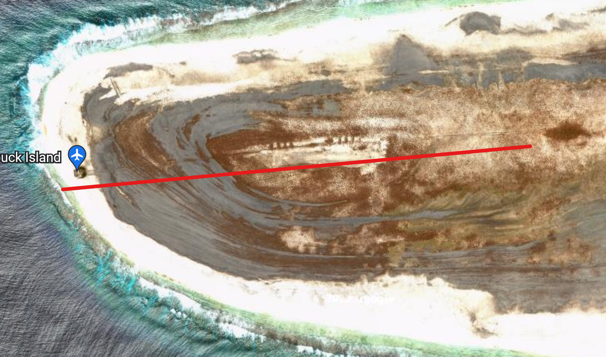 На этом снимке 2010 г. ясно виден след и НЛО.